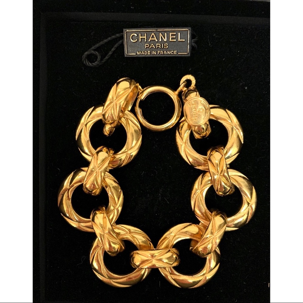 Chanel: Vintage Signed Thick Matelasse Chain Link Bracelet (New Hangtag & Box) - Picture 3 of 9